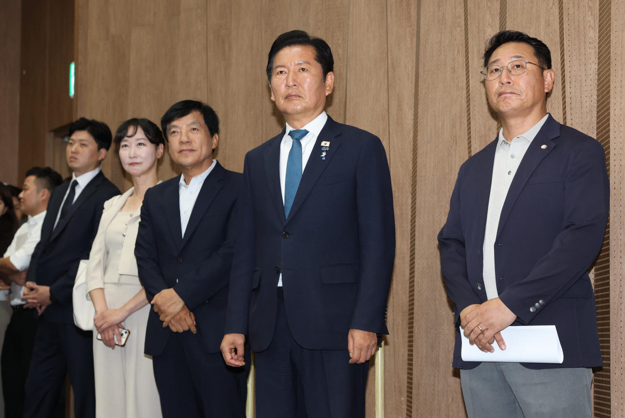 [이데일리 노진환 기자]정청래 더불어민주당 전 대표가 13일 서울 여의도 국회 소통관에서 당대표 출마 기자회견을 준비하고 있다.