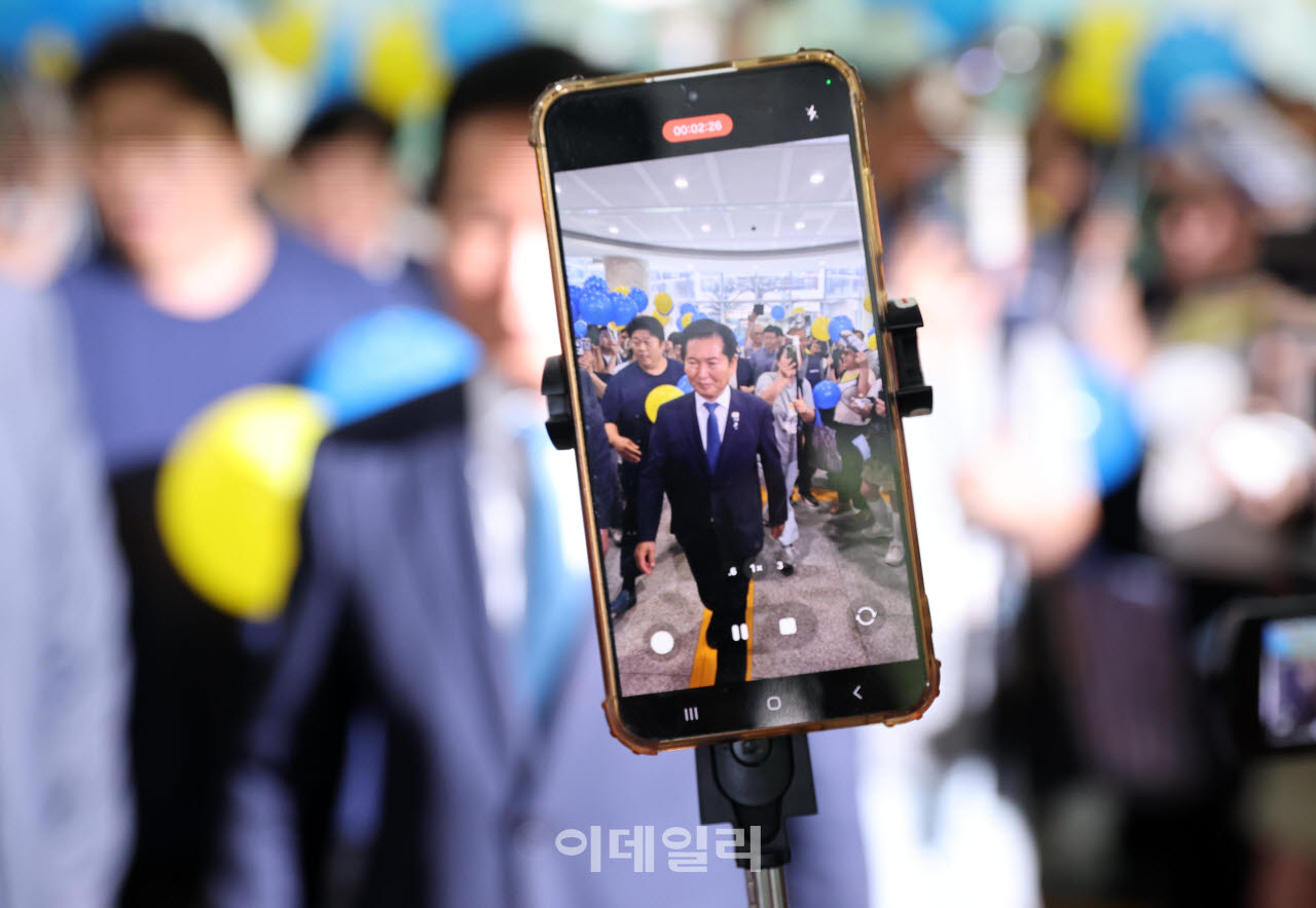 [이데일리 노진환 기자] 정청래 더불어민주당 전 대표가 13일 서울 여의도 국회 소통관에서 당대표 출마 기자회견을 마친 후 이동하고 있다.