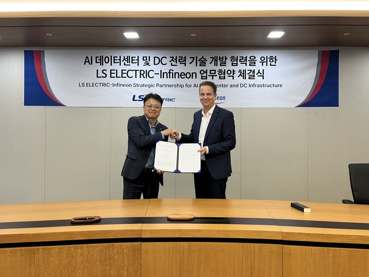 (왼쪽부터)안길영 LS일렉트릭 생산/R&BD 총괄 부사장, 안드레아스 바이슬 인피니언 테크놀로지스 산업·인프라(I2) 부문 최고영업책임자(CSO) 겸 수석부사장이 체결식 후 기념촬영을 하고 있다. (사진=LS일렉트릭)