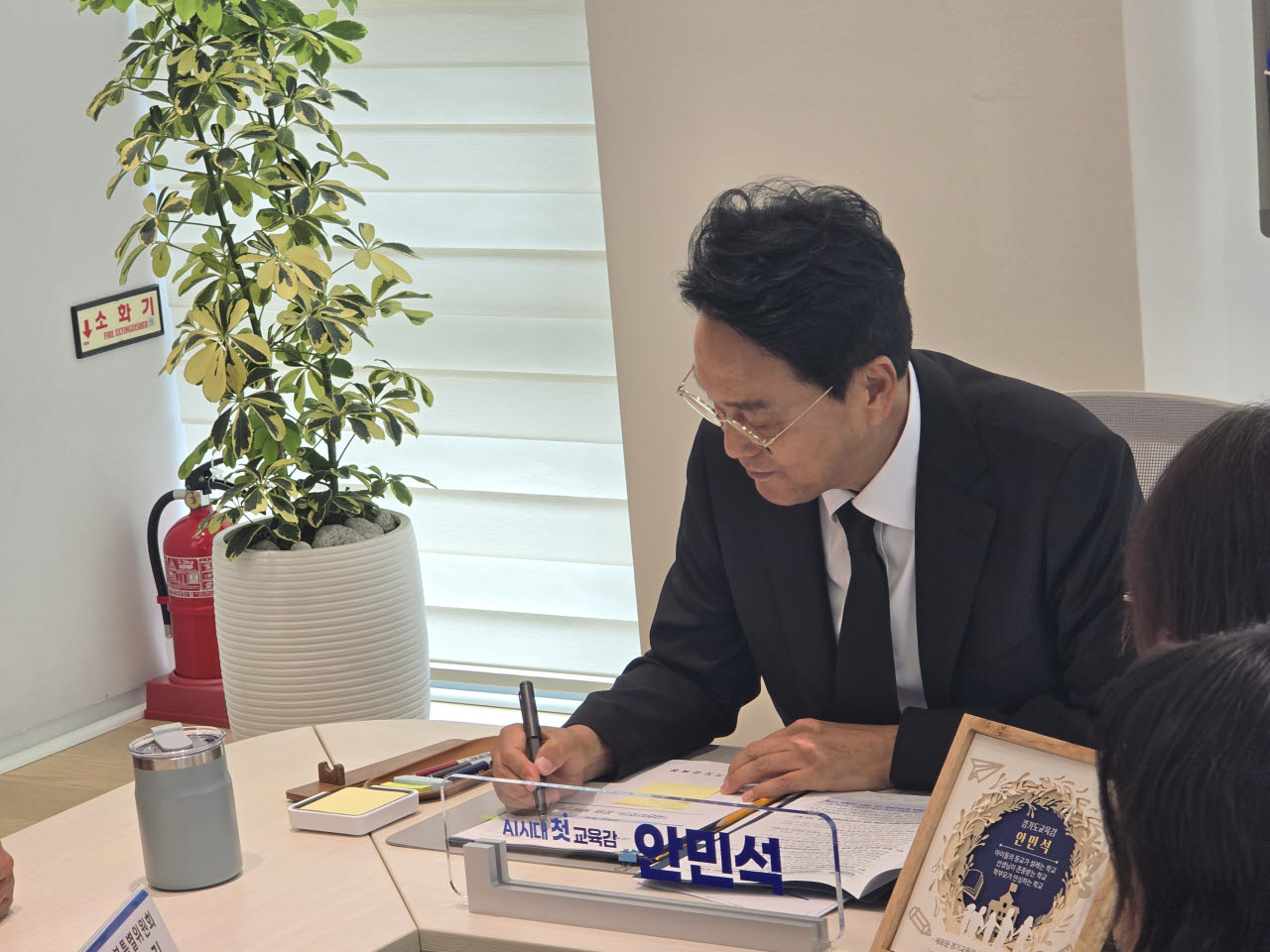 9일 안민석 경기도교육감이 남부청사 집무실에서 민선 9기 2호 결재로 '교권보호단 운영 계획(안)'에 서명하고 있다.(사진=황영민 기자)