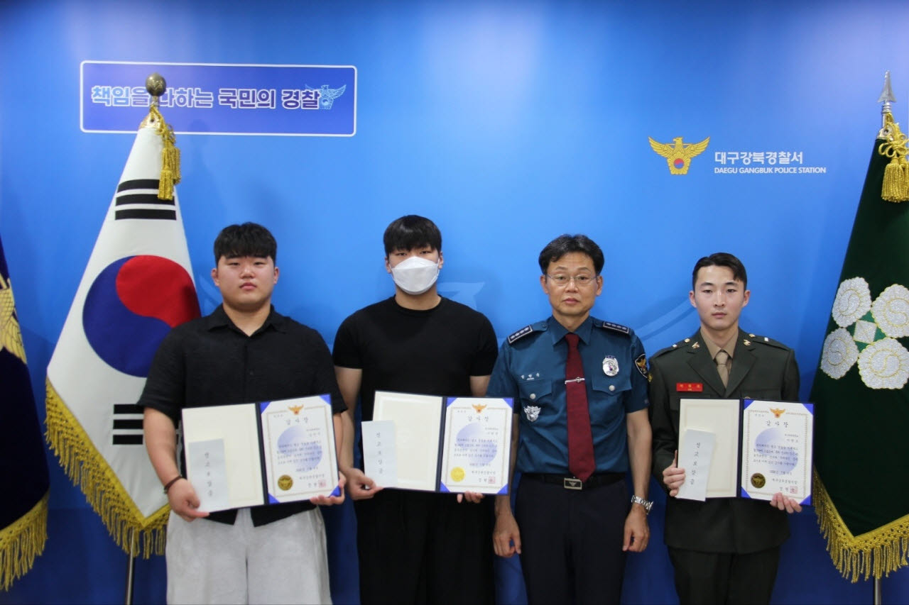 대구과학대 경찰경호행정과 이원오·이원준·김민우 학생이 음주운전자 검거에 기여한 공로를 인정받아 대구강북경찰서에서 감사장을 받은 뒤 정현욱 대구강북경찰서장과 기념촬영을 하고 있다.(사진=대구과학대)