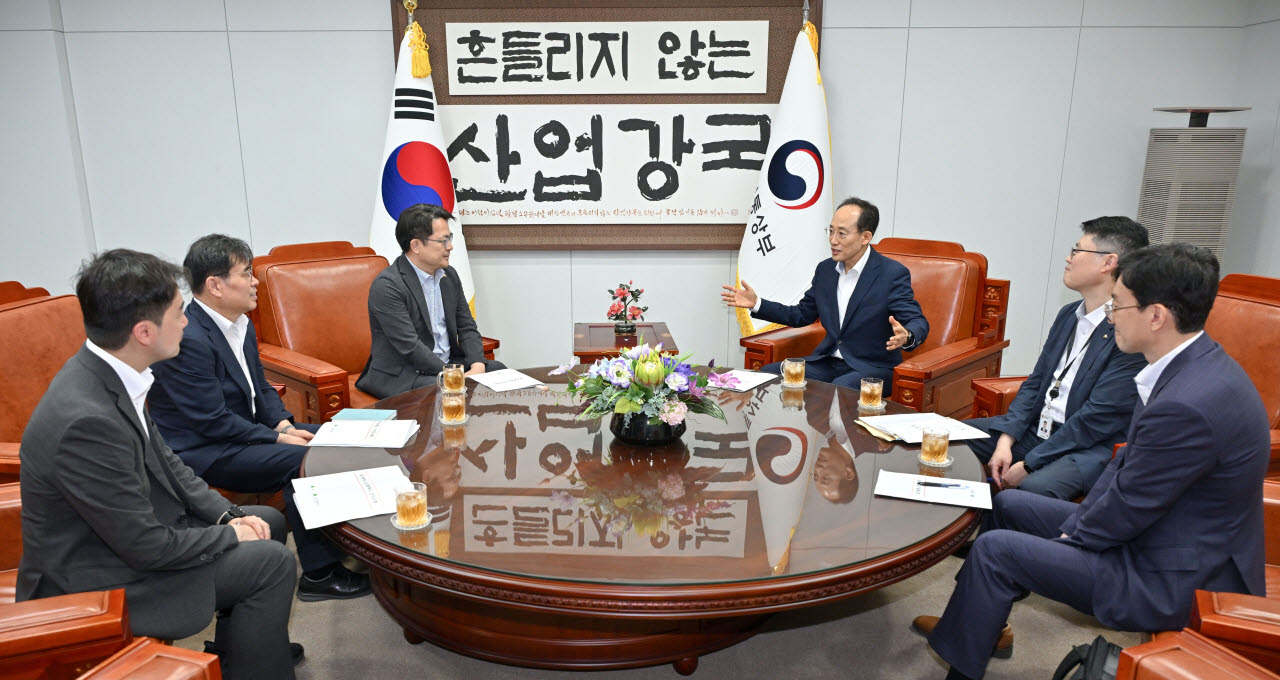 추경호 대구시장이 문신학 산업부 차관을 만나 대구의 미래산업 육성을 위한 지원을 요청하고 있다.(사진=대구시)