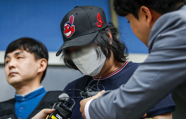 서울 양천구의 한 다세대주택에서 아랫집에 사는 70대 이웃을 살해한 뒤 집에 불을 지른 혐의로 기소된 30대 남성 정모씨. (사진=뉴시스)
