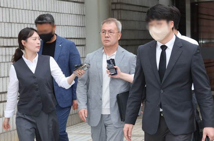 질문받는 강호필 전 육군 지상작전사령관