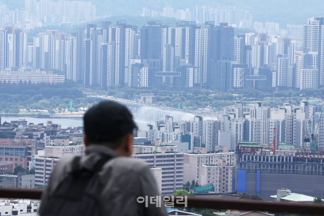 [이데일리 이영훈 기자] 2026년 상반기 서울 부동산 매매 지수 상승률은 6.5%로 역대 상승률 상위 5위에 해당하는 수준인 가운데 12일 서울 남산에서 한 시민이 서울 시내를 바라보고 있다.