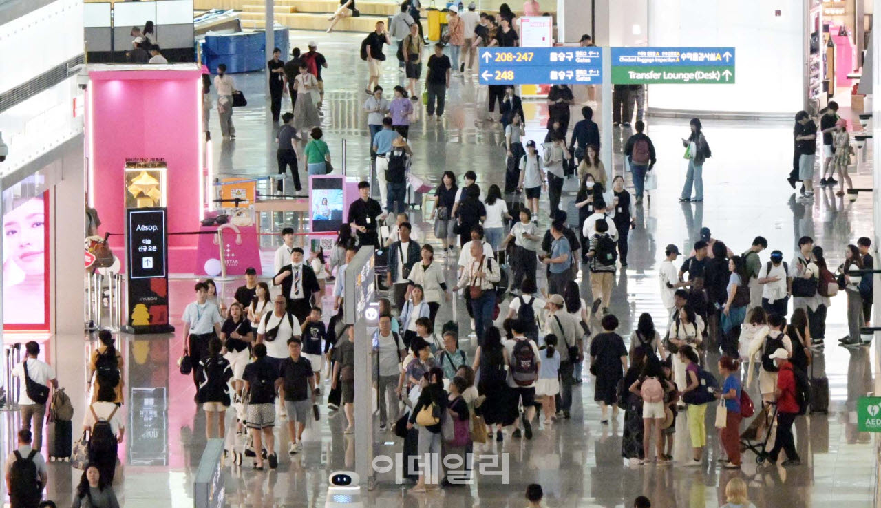 지난 7일 인천국제공항 누적 여객 10억명 달성한 인천국제공항 2터미널 면세구역이 여행객들로 붐비고 있다.(사진=이데일리 방인권 기자)