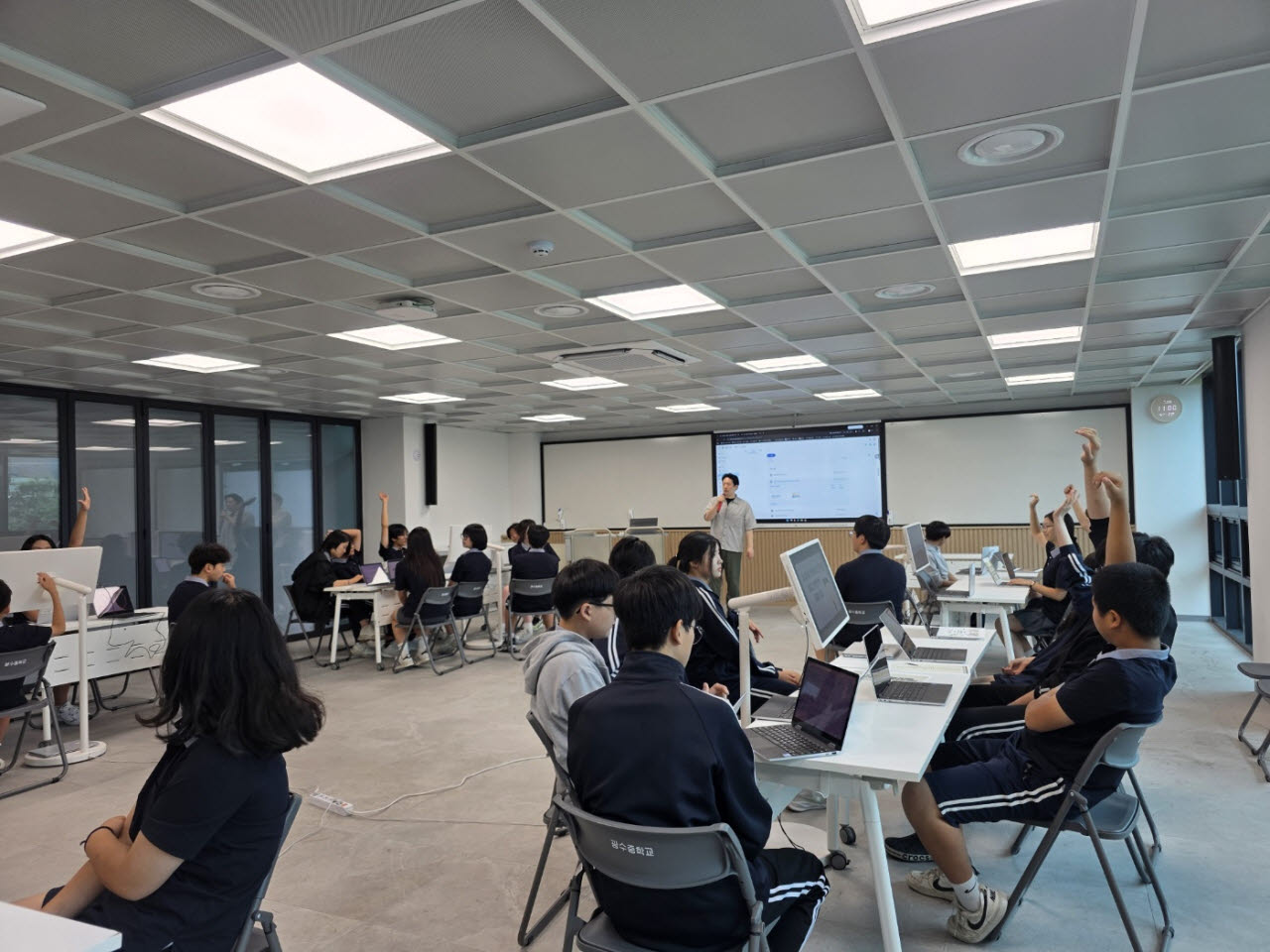 경기도 광주시 퇴촌면 광수중학교 과학수업 중 학생들이 교사의 질문에 손을 들어 답하고 있다.(사진=신하영 기자)