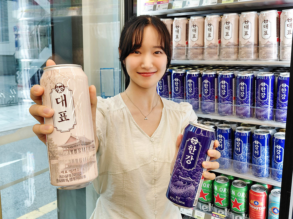 모델이 CU 매장에서 국가유산 수제맥주를 소개하고 있다. (사진=BGF리테일)