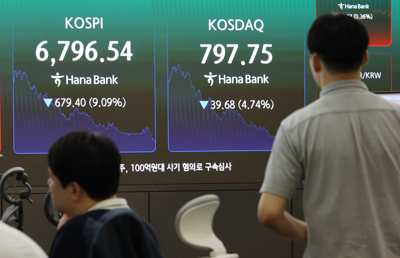 13일 서울 중구 하나은행 본점 딜링룸에서 직원들이 업무를 보고 있다.(사진=연합뉴스)