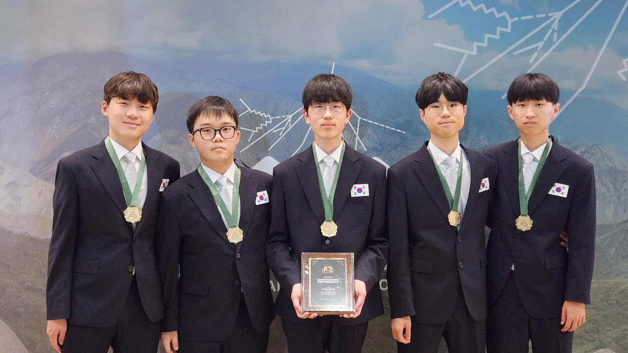 한국대표단 학생들의 기념촬영.(왼쪽부터)김무연, 이승준, 오주하, 정민권, 이권헌 학생.(사진=과학기술정보통신부)