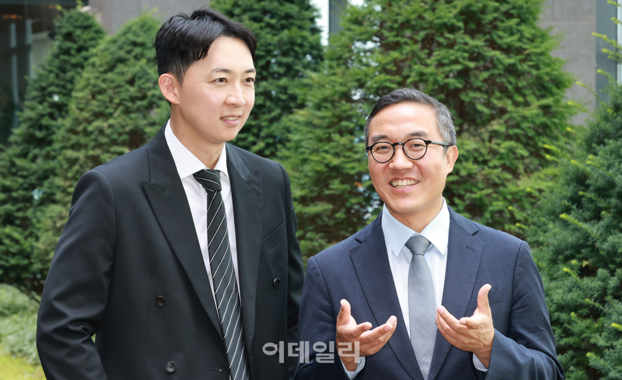 법무법인 율촌 이응문 변호사와 황병훈 변호사가 이데일리와 인터뷰를 하고 있다. (사진=방인권 기자)