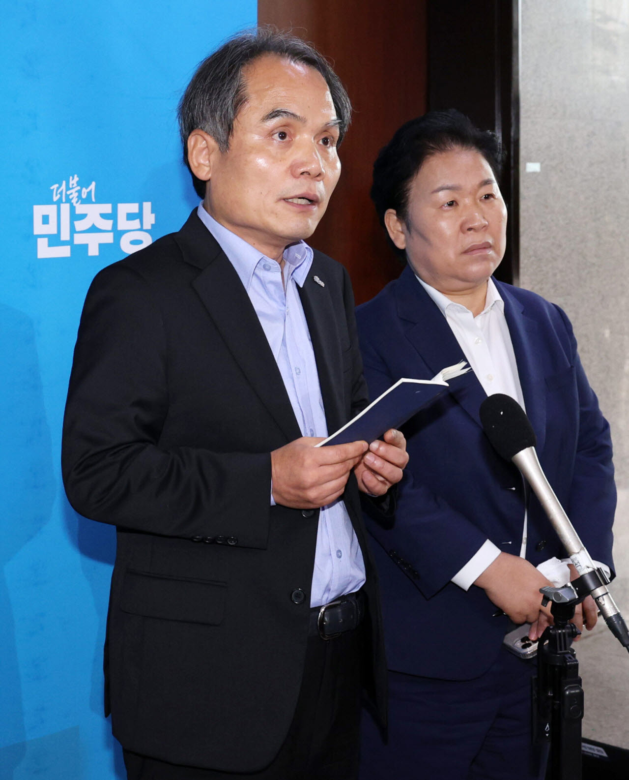 박규환(왼쪽), 문정복 더불어민주당 최고위원이 14일 오전 서울 여의도 국회에서 열린 비공개 최고위원회의를 마치고 발언하고 있다. (사진=뉴시스)