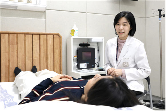 연구팀은 수면다원검사와 인바디 검사를 함께 받은 3,291명의 데이터를 분석해 불면증과 수면무호흡증 위험을 높은 정확도로 예측하는 AI 기반 수면장애 선별 모델을 개발했다.