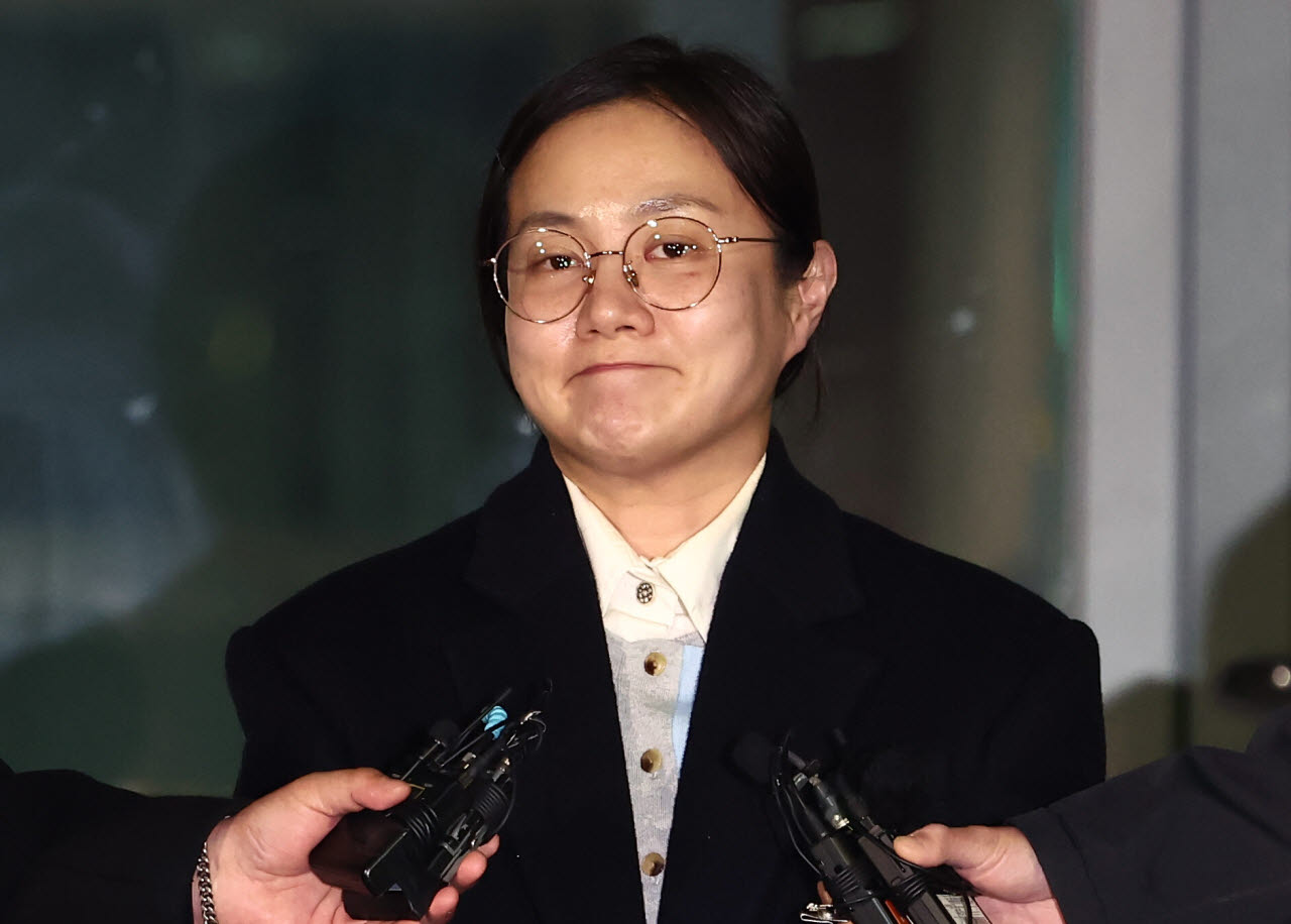 전직 매니저들에게 갑질을 했다는 등의 의혹에 휩싸인 개그우먼 박나래가 지난 2월 20일 밤 서울 강남경찰서에서 피고발인 조사를 마치고 나오며 취재진 질의에 답변하고 있다.(사진=뉴스1)