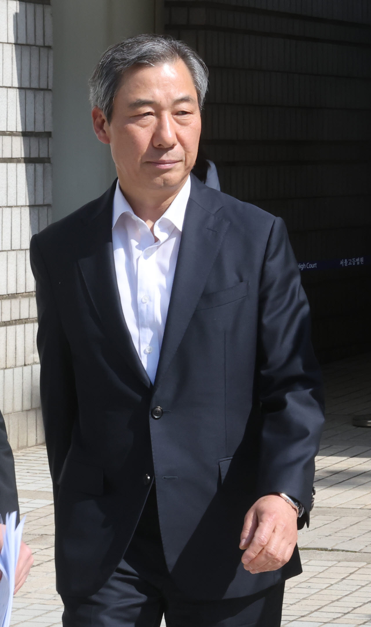 윤석열 정부 관저 이전 과정에서 예산을 불법 전용한 혐의를 받는 윤재순 전 총무비서관이 지난 5월 22일 서울 서초구 서울중앙지법에서 열린 구속 전 피의자 심문(영장실질심사)을 마치고 나오고 있다. (사진=연합뉴스)