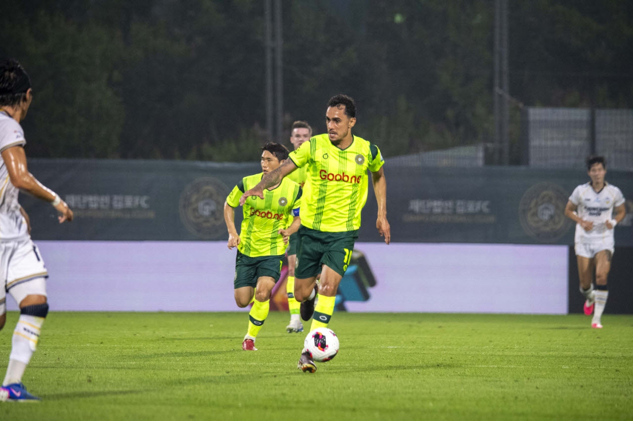 김포FC 선수가 충산아산FC와의 경기에서 공을 몰고 있는 모습. (사진 = 김포FC 홈페이지 캡처)