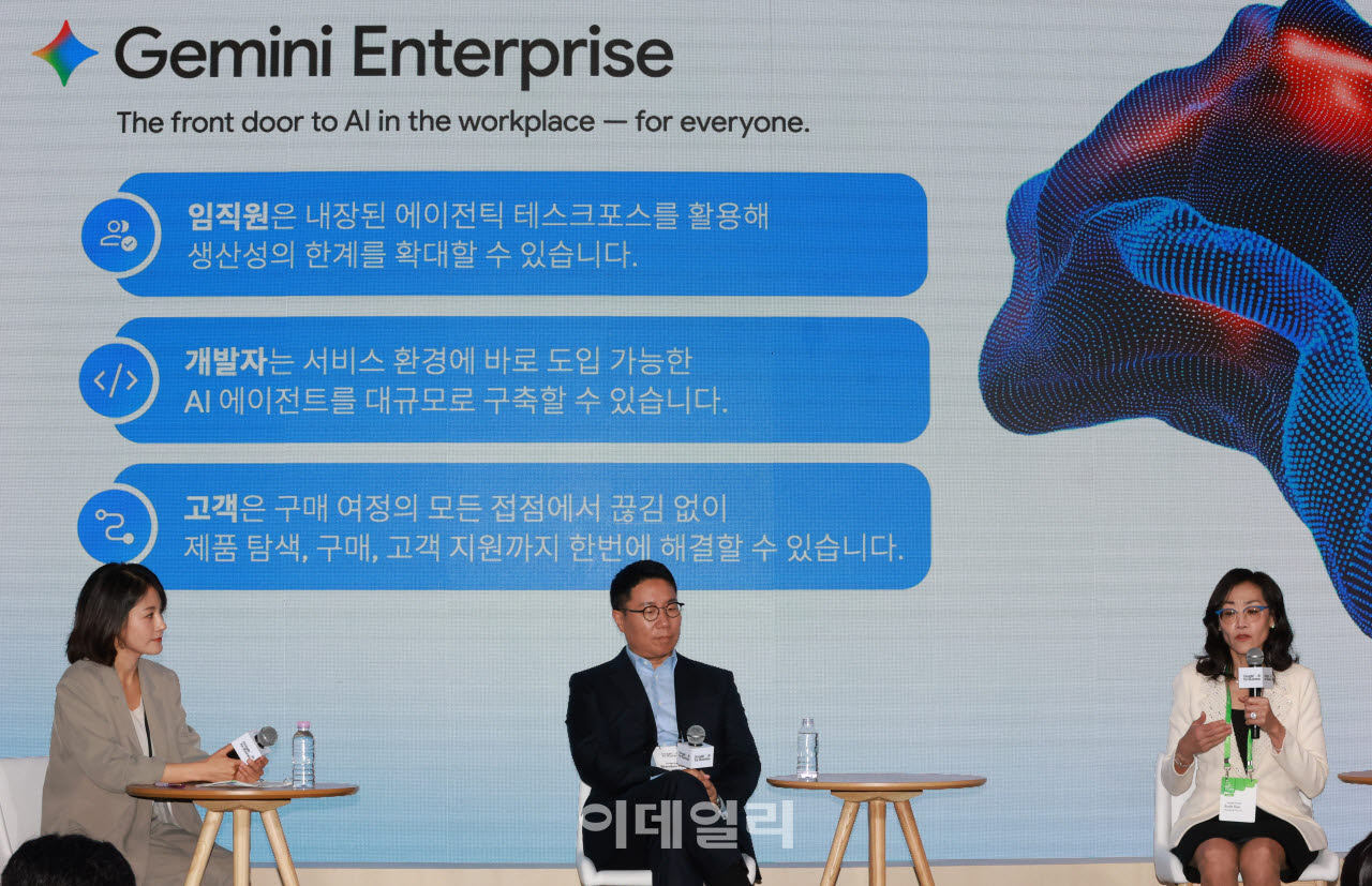 [이데일리 방인권 기자] 윤구 구글코리아 사장과 루스 선 구글 클라우드 코리아 사장이 14일 서울 중구 장충동 신라호텔에서 열린 '구글, AI 포 비즈니스 2026' 기자간담회에서 취재진의 질의에 답하고 있다. '구글, AI 포 비즈니스 2026'은 구글의 고객 대상 연례 마케팅 행사인 '구글 마케팅 라이브(GML)'와 구글 클라우드의 혁신적인 도전을 소개하는 '구글 클라우드 AI 라이브앤랩스(Google Cloud AI Live + Labs)'를 통합해 3일간 진행된다.