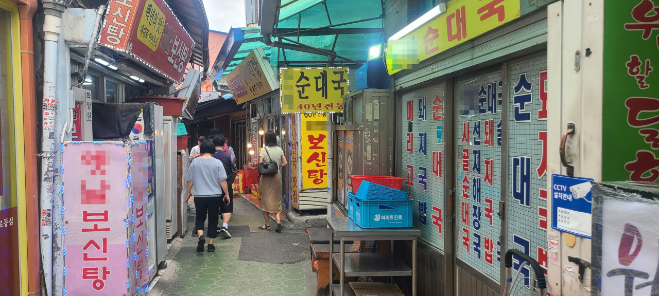 13일 오후 서울 종로 보신탕 거리. 오가는 사람이 많지 않아 한산한 모습이다. (사진=이데일리 김미경 기자).