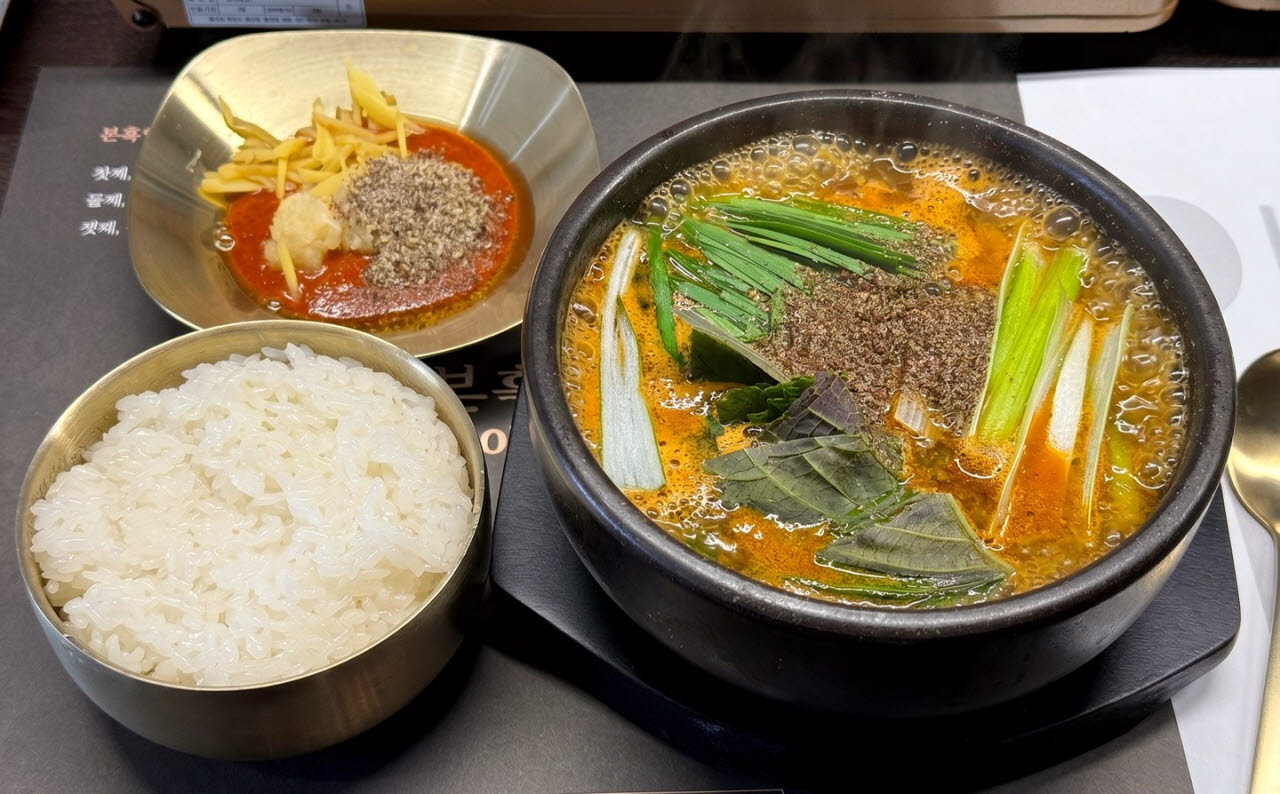 본흑염소능이삼계탕에서 판매하는 보양흑염소탕 모습