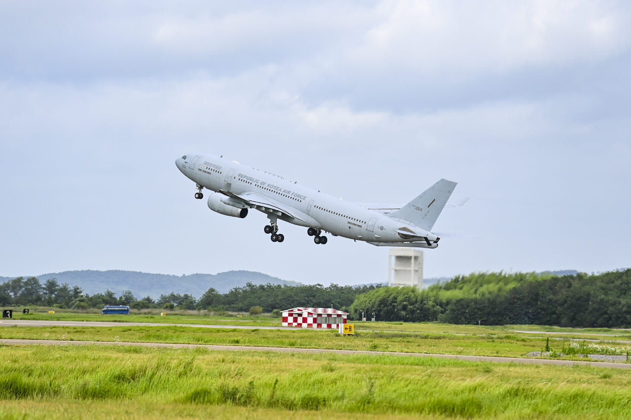 14일 피치블랙 참가요원들을 태운 KC-330 다목적공중급유수송기가 공군 서산기지를 이륙하고 있다. (사진=공군)