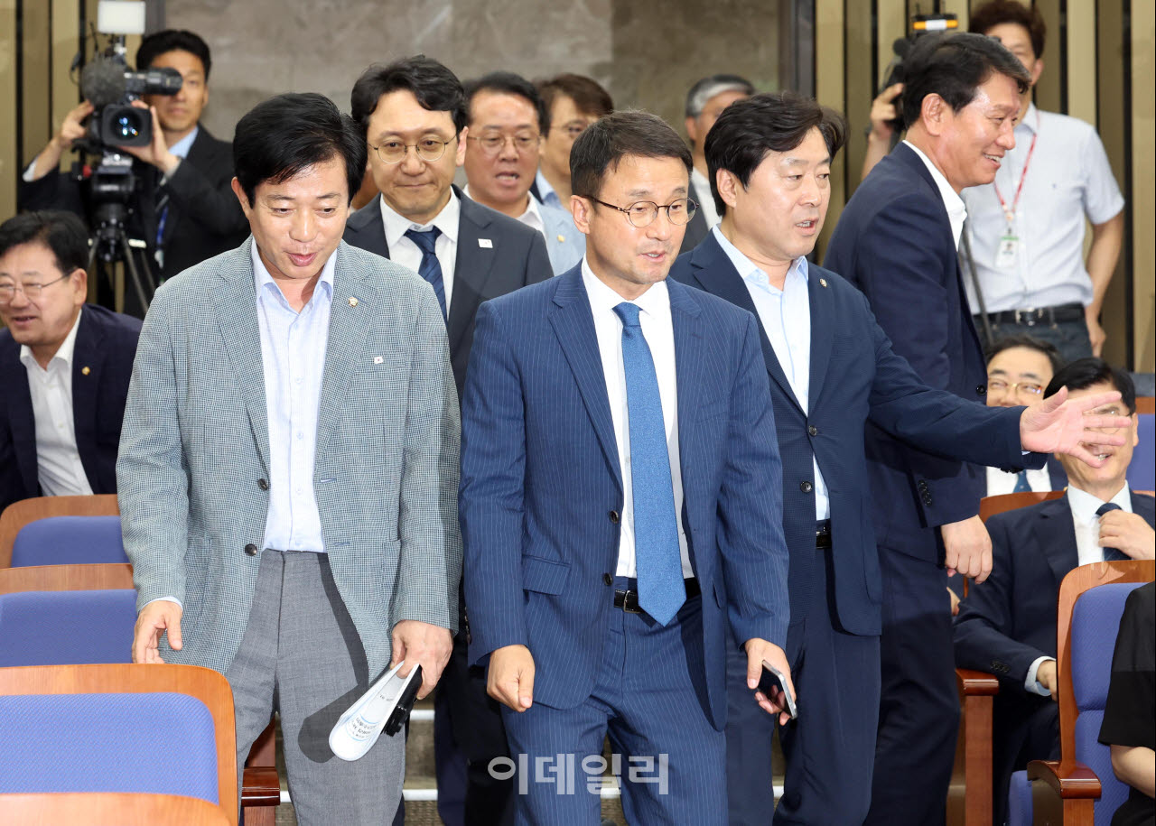 [포토]의원총회 참석하는 한병도 직무대행