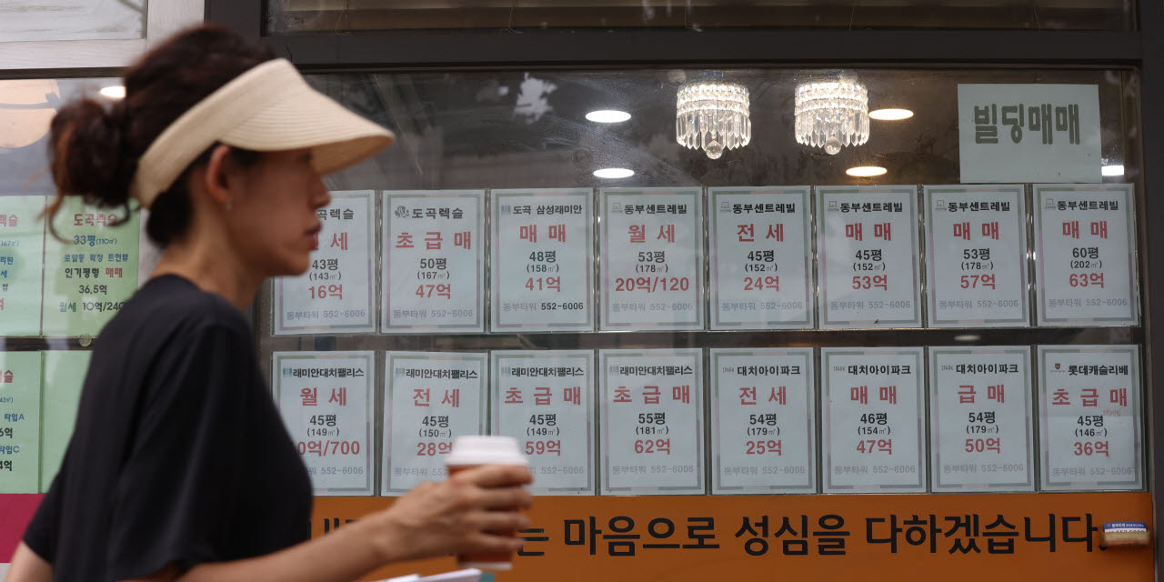 [이데일리 이영훈 기자] 정부의 부동산 세제 개편 논의 본격화가 시작된 가운데 14일 서울 한 부동산 공인중개업소에 매물 관련 안내문이 붙어있다.부동산 시장을 둘러싼 국민 걱정이 커지고 있는 가운데 국토교통부, 금융위원회, 재정경제부는 오늘부터 16일까지 각각 공급, 금융, 세제를 주제로 공개 토론회를 열어 전문가 및 국민 의견을 수렴, 부동산 세제 개편 등의 논의를 본격화한다.이후 오는 23일 이재명 대통령은 공급·금융·세제 등 부동산 정책 전반에 대한 공개 대토론회를 주재한다.
