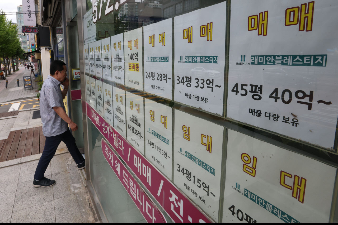 [이데일리 이영훈 기자] 정부의 부동산 세제 개편 논의 본격화가 시작된 가운데 14일 서울 한 부동산 공인중개업소에 매매 관련 안내문이 붙어있다.부동산 시장을 둘러싼 국민 걱정이 커지고 있는 가운데 국토교통부, 금융위원회, 재정경제부는 오늘부터 16일까지 각각 공급, 금융, 세제를 주제로 공개 토론회를 열어 전문가 및 국민 의견을 수렴, 부동산 세제 개편 등의 논의를 본격화한다.이후 오는 23일 이재명 대통령은 공급·금융·세제 등 부동산 정책 전반에 대한 공개 대토론회를 주재한다.