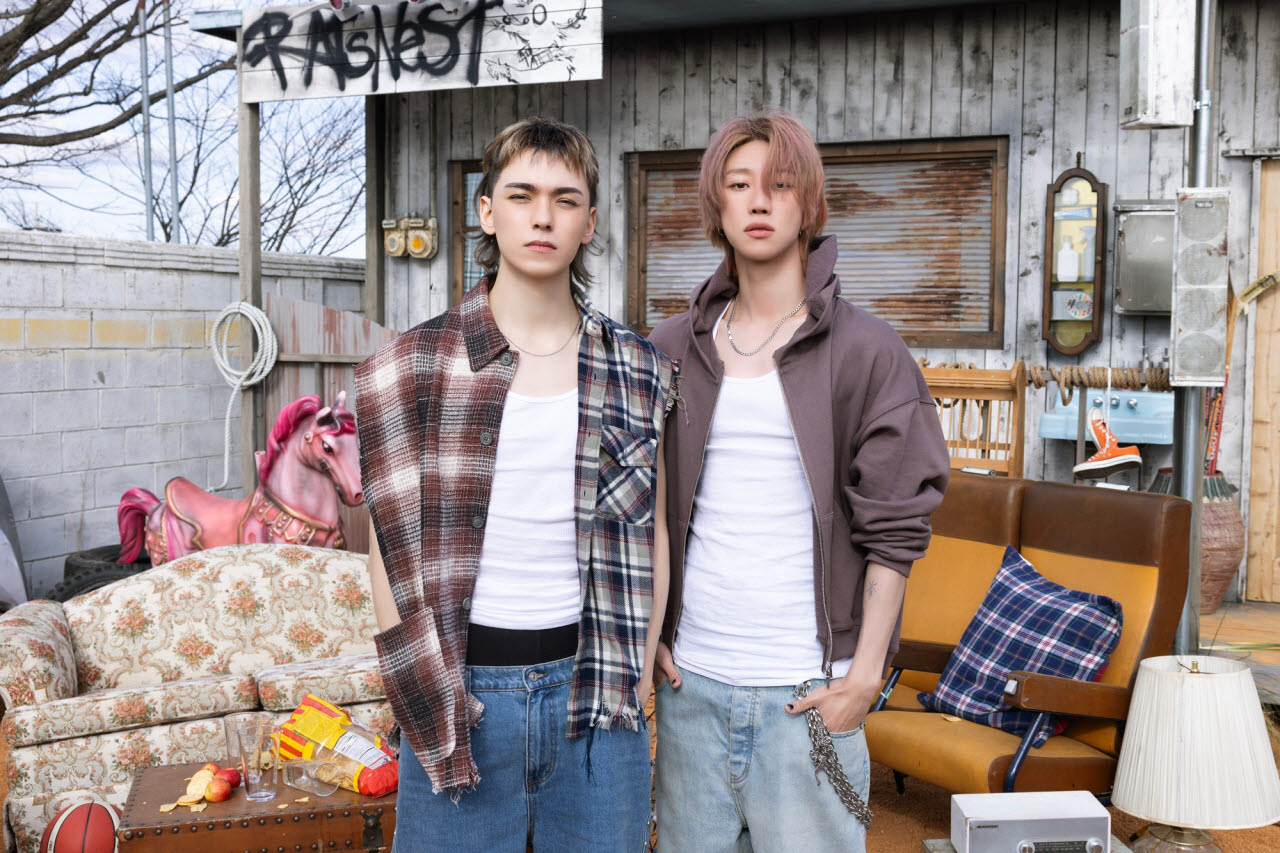 세븐틴 V8을 결성한 버논(왼쪽)과 디에잇(사진=플레디스엔터테인먼트)