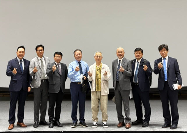 황병구(왼쪽서 4번째) 세계한상대회 운영위원장, 윤덕창(왼쪽서 6번째) 조직위원장 등이 13일 인천 대회 개최지인 인천 송도컨벤시아에서 현장점검을 한 뒤 기념 촬영하고 있다. (사진 = 재외동포청 제공)