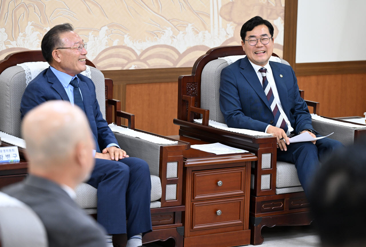 세계한상대회 운영위원들이 13일 인천시청 집무실에서 박찬대(오른쪽) 시장과 인천 대회 개최와 관련해 협력 방안을 논의하고 있다. (사진 = 인천시 제공)