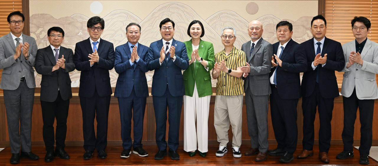 박찬대(왼쪽서 5번째) 인천시장과 남영희(왼쪽서 6번째) 부시장이 13일 시청 집무실에서 황병구(왼쪽서 4번째) 세계한상대회 운영위원장 등 운영위원들과 협의한 뒤 기념 촬영하고 있다.
