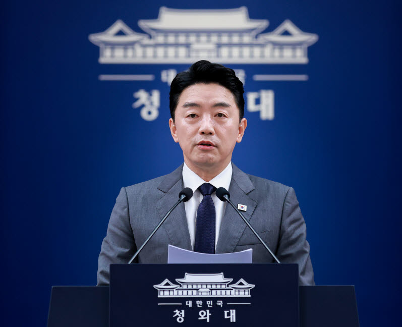 강훈식 비서실장이 6일 청와대 춘추관에서 이날 오전 열린 메가프로젝트 민관합동 점검회의 결과 브리핑을 하고 있다.(사진=연합뉴스)