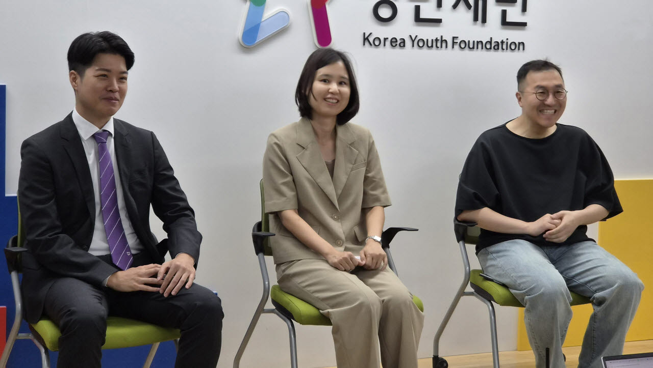 김명훈 법무법인 율촌 변리사, 고영진 문화체육관광부 문화인공지능정책과장, 나규봉 NC AI VARCO사업 팀장이 14일 서울 청년재단에서 열린 게임기자단 정책 세미나에서 발언하고 있다. (사진=안유리 기자)
