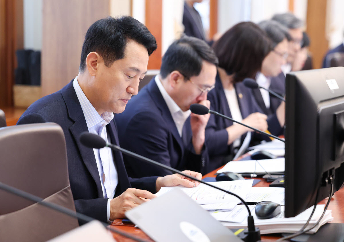오세훈 서울시장이 14일 청와대에서 이재명 대통령 주재로 열린 국무회의에 참석해 있다. (사진=연합뉴스)