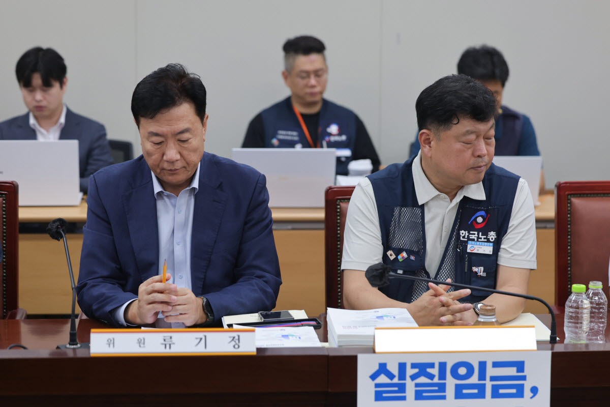 14일 정부세종청사 최저임금위원회에서 열린 제14차 전원회의에서 사용자위원인 류기정 한국경영자총협회(경총) 전무(왼쪽)와 근로자위원인 류기섭 한국노총 사무총장이 굳은 표정으로 발언을 듣고 있다.(사진=연합뉴스)