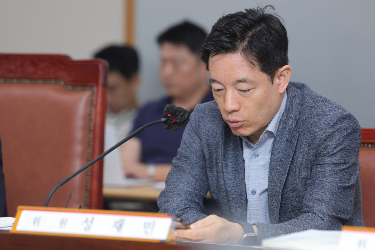 14일 정부세종청사 최저임금위원회에서 열린 제14차 전원회의에서 성재민 공익위원이 발언하고 있다. (사진=연합뉴스)