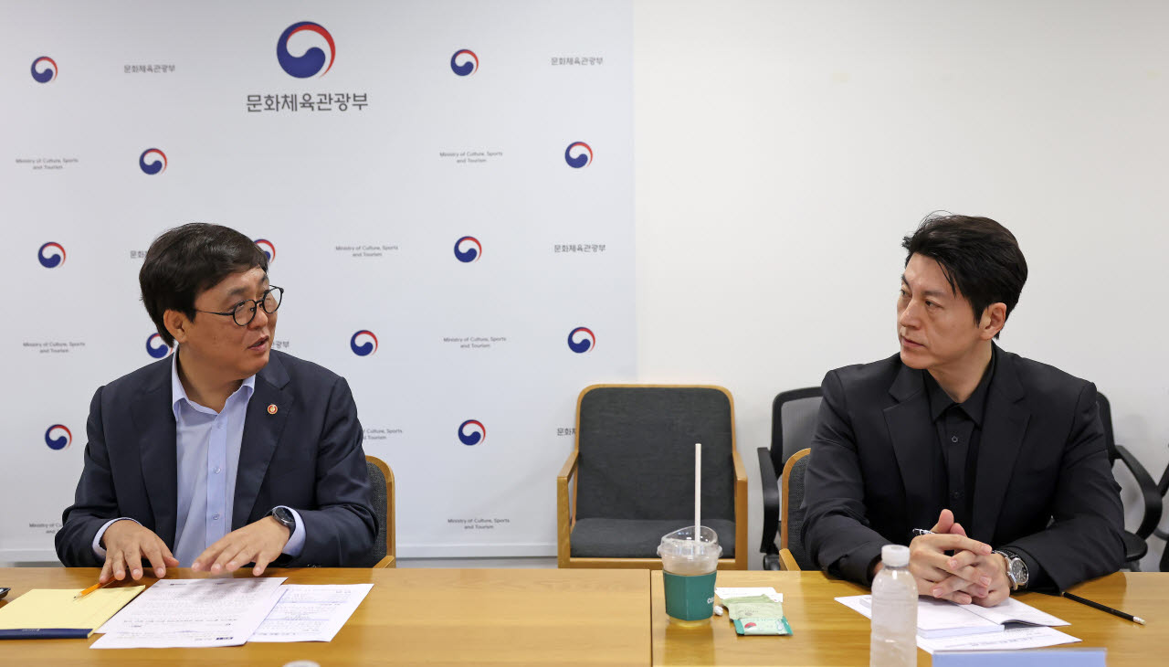최휘영 문화체육관광부 장관이 14일 서울 종로구 국립현대미술관 서울관에서 한식 관련 공공기관장과 한식 수출 기업 임원, 한식 콘텐츠 제작자 및 출연자 등 관계 전문가를 만나 한식 및 한식 문화의 해외 확산 방안에 대해 논의하고 있다. (사진=문체부)