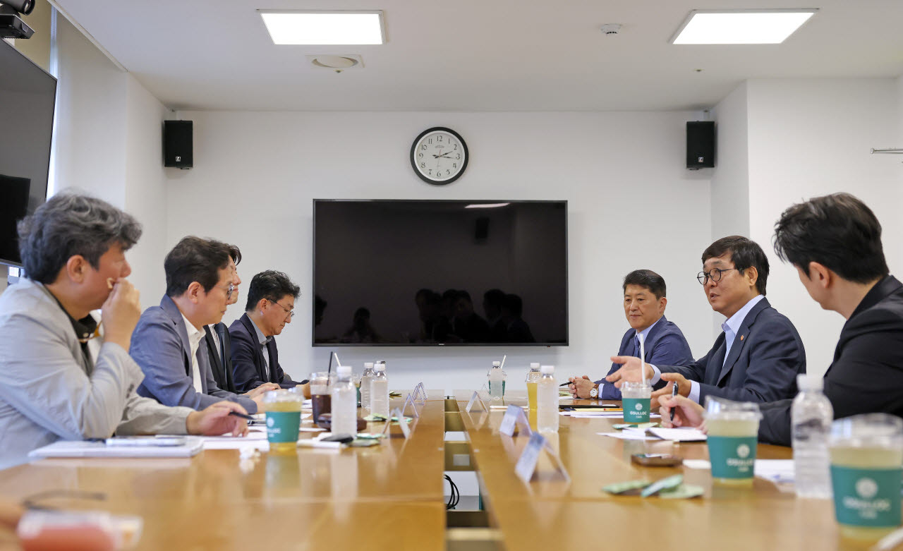 최휘영 문화체육관광부 장관이 14일 서울 종로구 국립현대미술관 서울관에서 한식 관련 공공기관장과 한식 수출 기업 임원, 한식 콘텐츠 제작자 및 출연자 등 관계 전문가를 만나 한식 및 한식 문화의 해외 확산 방안에 대해 논의하고 있다. (사진=문체부)