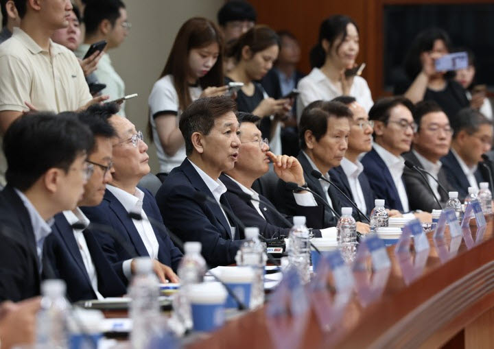 황성엽 금융투자협회 회장이 지난 13일 서울 여의도 금투센터에서 열린 자산운용사 최고경영자(CEO) 간담회에서 인사말을 하고 있다. (사진=연합뉴스)