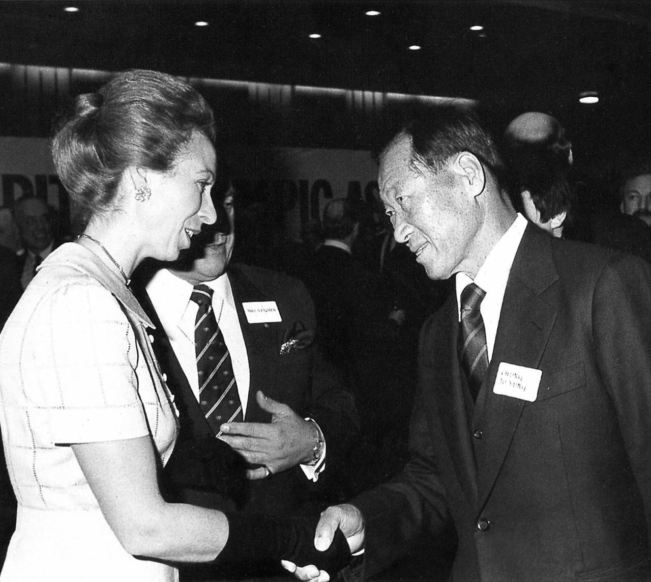 1980년대 영국올림픽위원회 위원으로 활동하던 앤 공주와 서울 올림픽 유치를 위해 활동하던 정주영 창업주가 악수를 나누고 있다. (사진=HD현대)