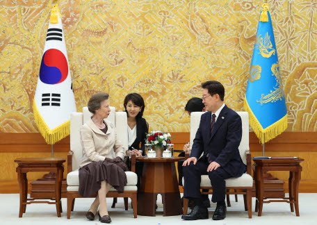이재명 대통령이 14일 청와대에서 영국 찰스 3세 국왕의 동생 앤 공주를 접견하고 있다. (사진=연합뉴스)