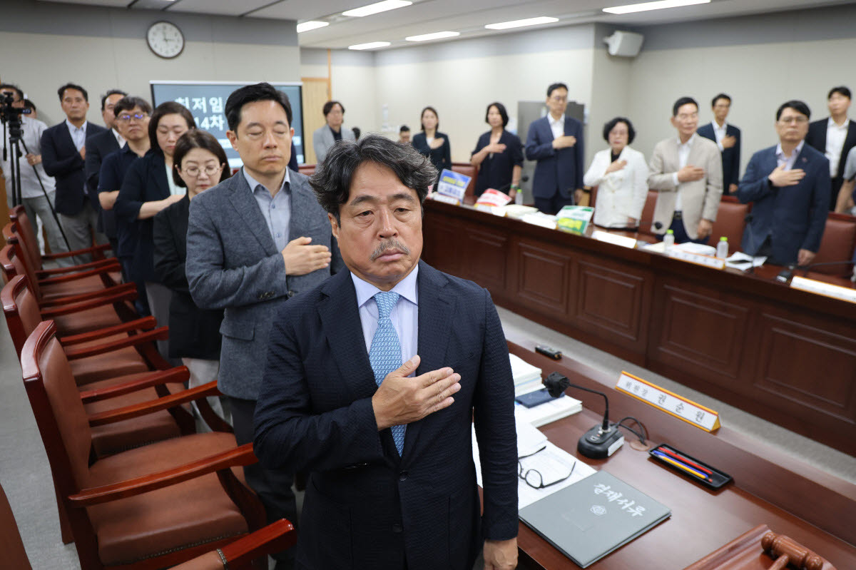 14일 정부세종청사 최저임금위원회에서 열린 제14차 전원회의에서 권순원 위원장과 위원들이 국기에 경례하고 있다. (사진=연합뉴스)