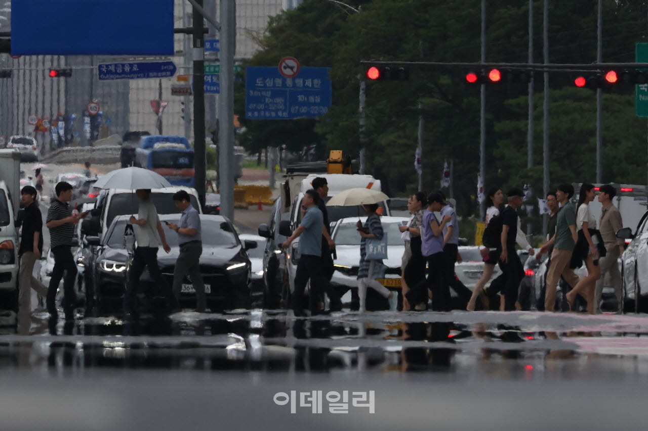 [이데일리 이영훈 기자] 서울 낮 기온 33도, 체감온도 34도까지 오른 13일 서울 영등포구 여의도에서 시민들이 이동하고 있다.