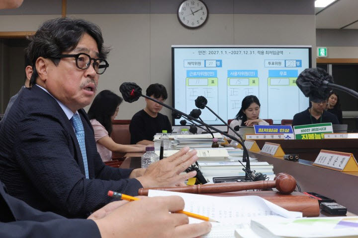 14일 정부세종청사에서 열린 최저임금위원회 제14차 전원회의에서 내년도 최저임금이 시간당 1만700원으로 최종 결정된 뒤 권순원 최저임금위원장이 입장을 밝히고 있다.(사진=연합뉴스)