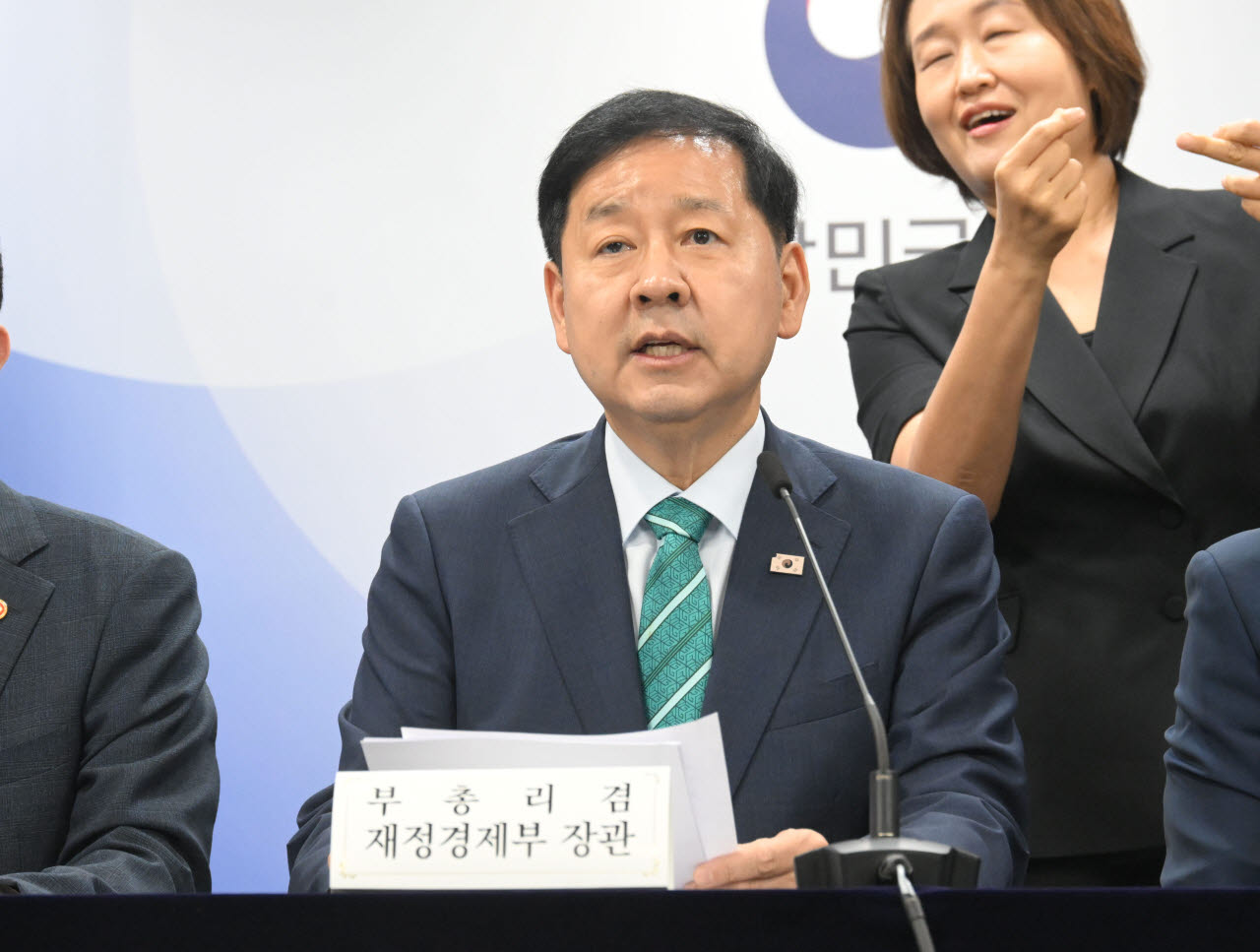 구윤철 부총리 겸 재정경제부 장관이14일 서울 종로구 정부서울청사에서 열린 2026년 하반기 경제성장전략 관계부처 합동브리핑에 참석해 발표문을 낭독하고 있다.(사진=재정경제부)
