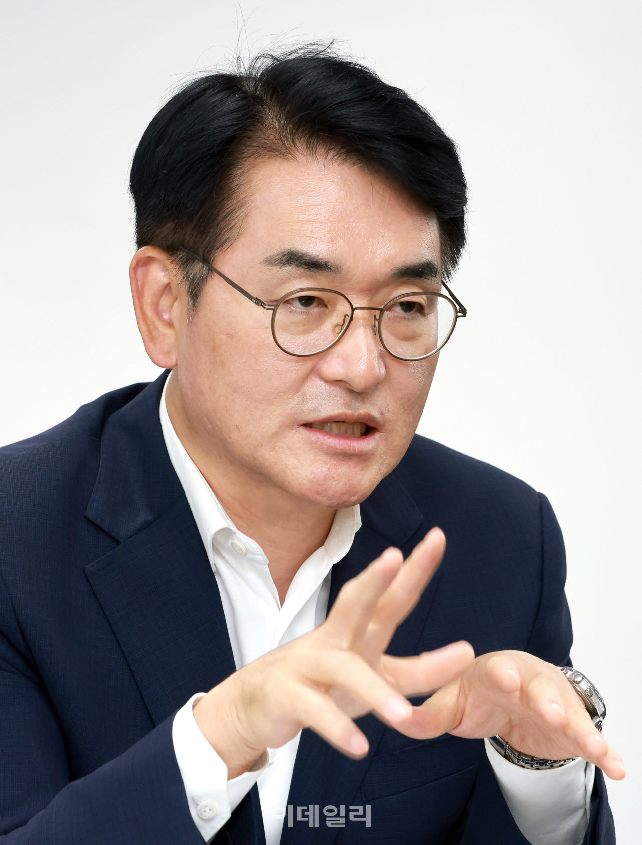 박용진 대통령 직속 규제합리화위원회 부위원장이 이데일리와의 인터뷰에서 대형마트 규제 개선 필요성에 대해 역설하고 있다. (사진=방인권 기자)