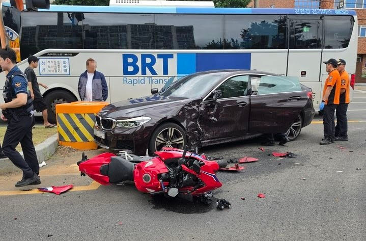 14일 오전 인천 계양구 작전동 한 도로에서 혼다 오토바이와 BMW 승용차가 부딪히는 사고가 발생했다.(사진=뉴시스)