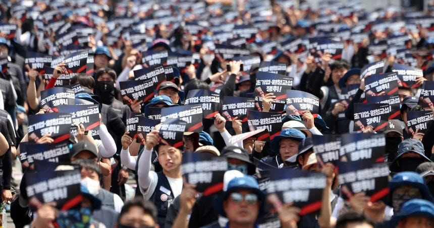 전국금속노동조합이 지난달 10일 서울 종로구 세종대로 사거리에서 금속노조 1만 간부 결의대회를 열고 모든 노동자의 고용보장, 초기업·원청교섭 쟁취를 촉구하고 있다. (사진=뉴시스)