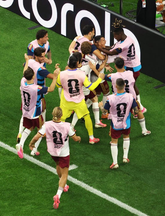 15일(한국시간) 미국 댈러스 스타디움에서 열린 스페인과 프랑스의 2026 국제축구연맹(FIFA) 북중미 월드컵 준결승전. 스페인 선수들이 페드로 포로의 추가 골 후 기쁨을 나누고 있다. 사진=AFPBB NEWS