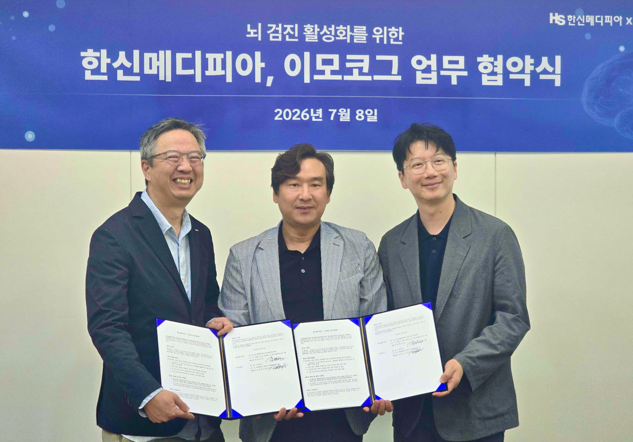 이준영 이모코그 공동대표, 강한승 한신메디피아 대표, 노유헌 이모코그 공동대표가 8일 서울 한신메디피아에서 뇌건강 검진 디지털화 및 PET-CT 기반 정밀진단 연계 협력을 위한 업무협약(MOU)을 체결한 뒤 기념촬영을 하고 있다. (사진= 이모코그)